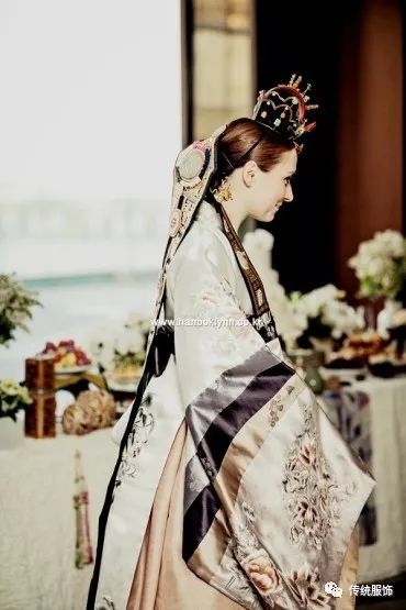 皇后的品格：這身韓服魔改的婚紗，腦殼疼～腦殼疼～～ | 古風新潮 時尚 第49張