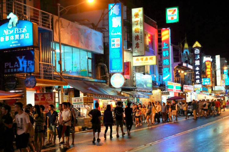 安博体育官方台南最热烈的夜市每当夜幕来临小吃摊集结让人扑朔迷离(图3)