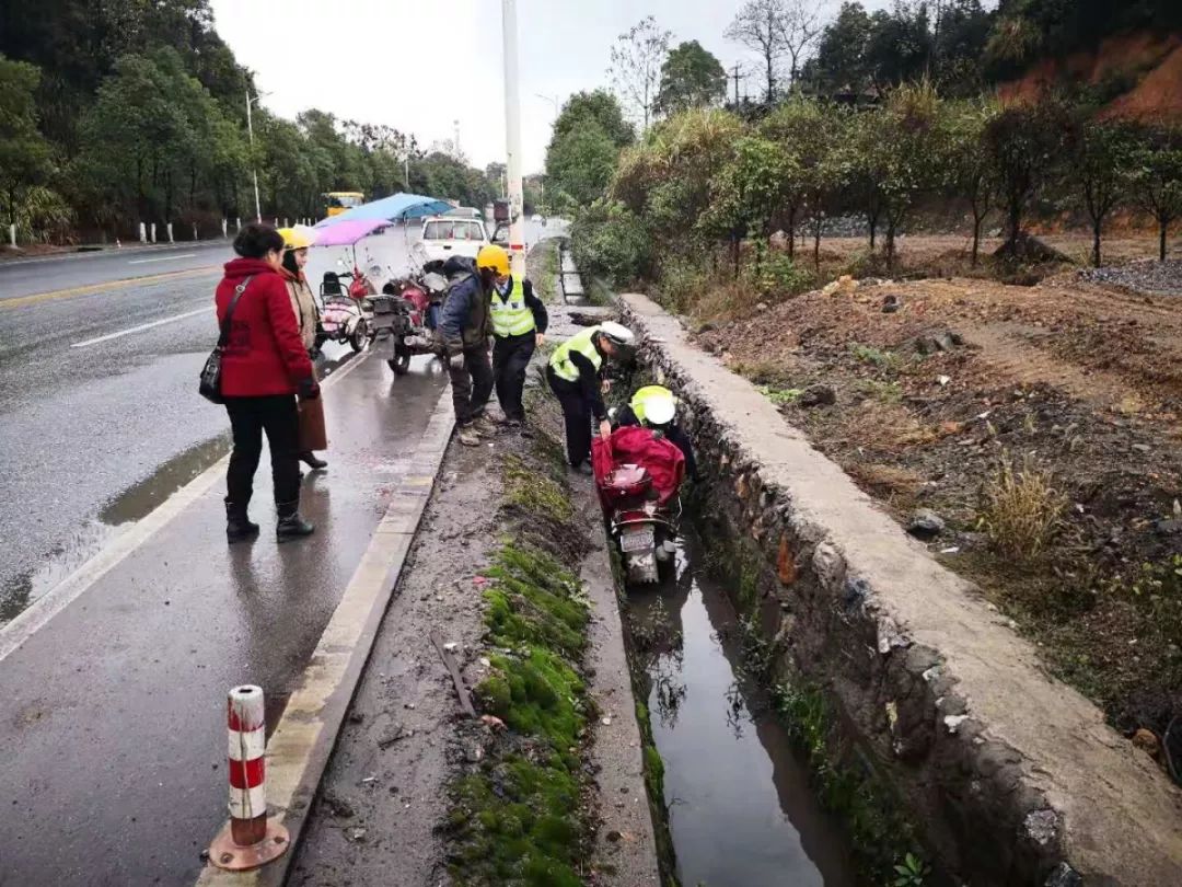 萍乡:寒冬遇车祸 "暖心交警"脱衣为伤者御寒