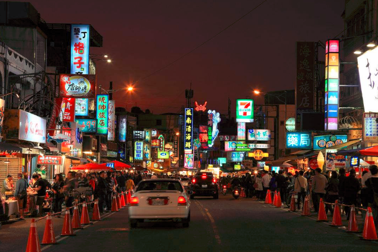 安博体育官方台南最热烈的夜市每当夜幕来临小吃摊集结让人扑朔迷离(图2)
