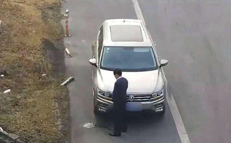 请问高速堵车,又遇"尿急"怎么办?男的用空瓶,女人要怎么办?