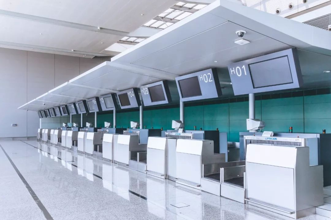 原则上机场 人工柜台不受理座位调整需求,仅提供行李托运服务.