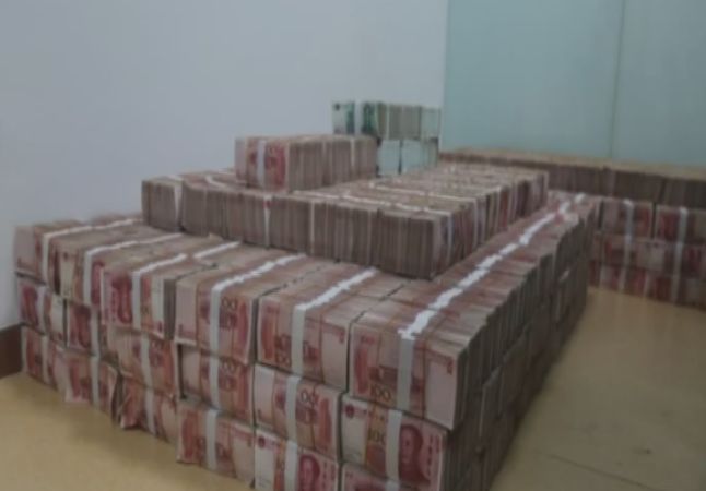 半年赚到8000多万,钱多到发霉,却也不敢用._现金