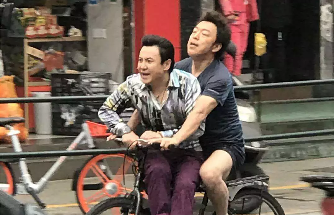 黄渤骑着自行车带着沈腾,满屏都是笑点,一张海报让人笑个不停!