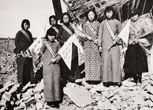 抗战时的老照片，抵抗日军的警察城破被俘，而女汉奸举旗迎接日军