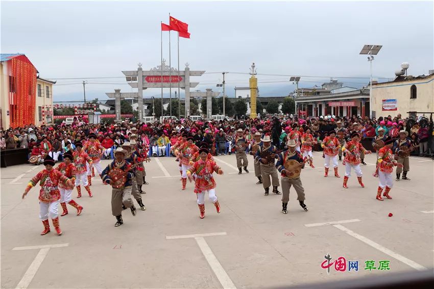 尽管远离草原,兴蒙乡的蒙古族群众依然保留了许多传统文化,图为那达慕