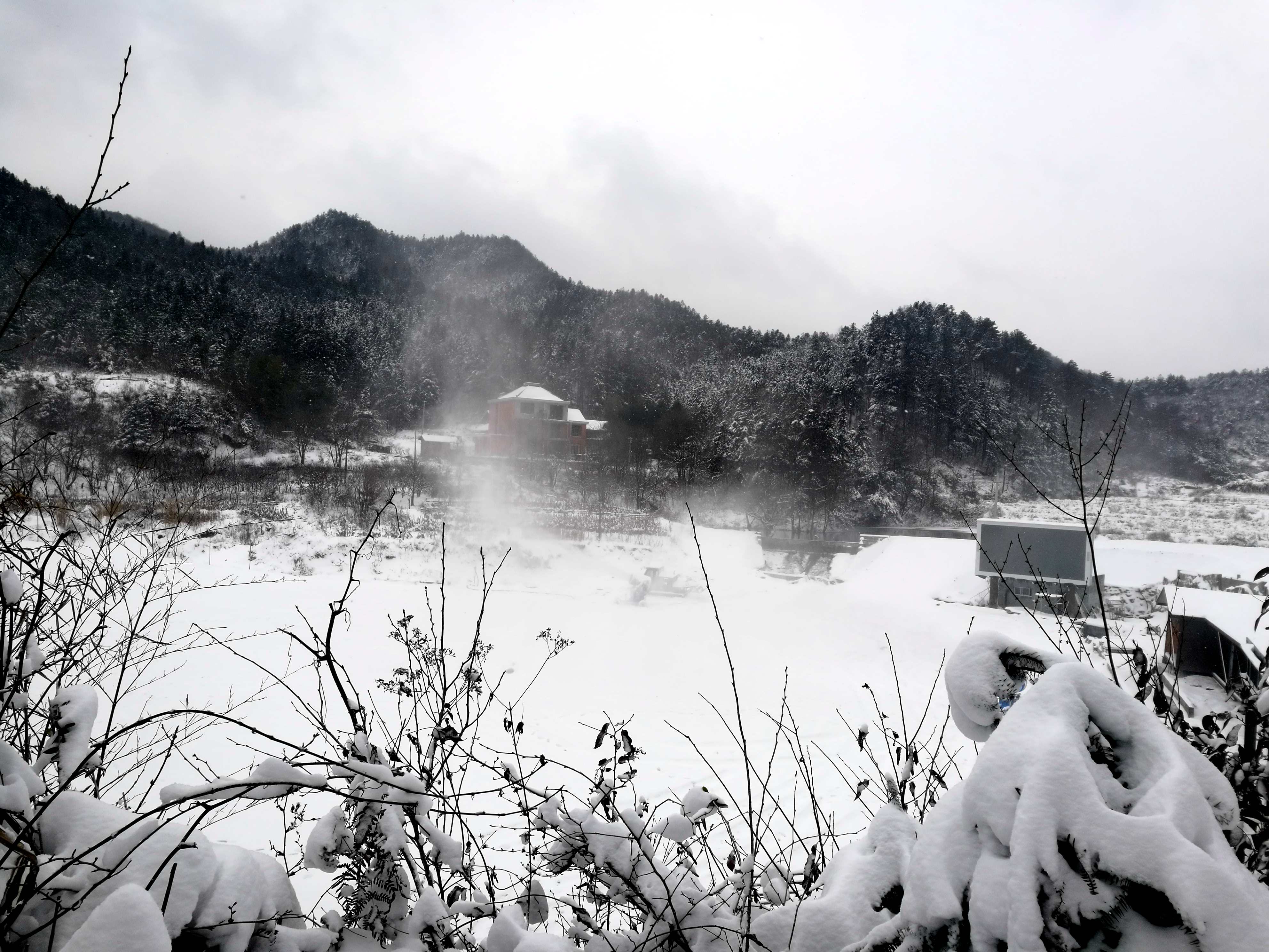 这是石关的大别山滑雪乐园正在疯狂的造雪