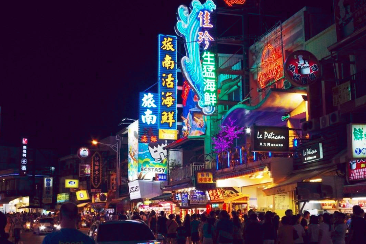 安博体育官方台南最热烈的夜市每当夜幕来临小吃摊集结让人扑朔迷离(图1)