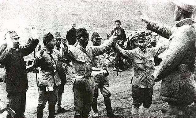 图为放下武器乖乖向苏联红军投降的日本鬼子.