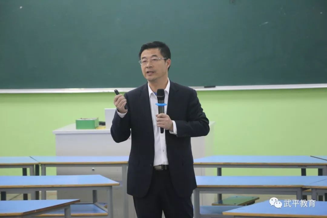 戴校长讲座课后,戴曙光校长不辞辛劳,又做了题为《数学教学改革的逻辑