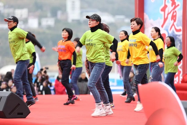 今天，巴東再現「千人橫渡大三峽」壯觀景象…… 商業 第4張