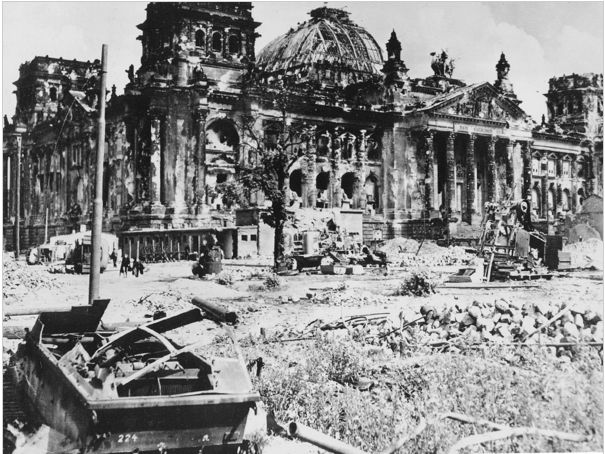 纳粹德国沦陷：信仰崩塌希特勒自杀，二战后德国满目疮痍