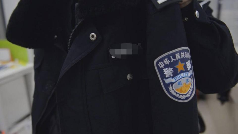 男子冒充十多年的警察,每天穿着警服上下班,骗过了所有的人