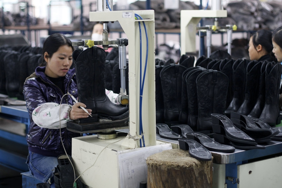 温州鞋厂都外迁了,但是这家鞋厂却来,一年多卖了10个亿
