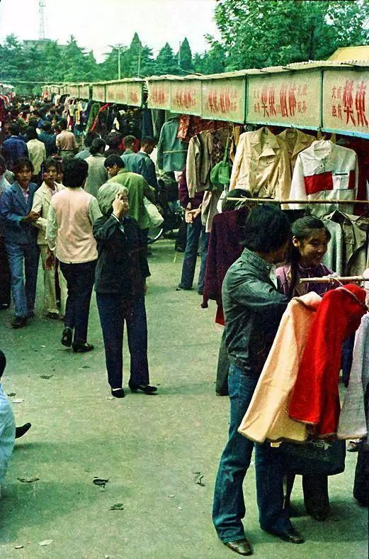 80年代襄阳人民广场个体服装市场