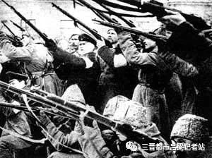 1917年十月革命中,工人赤卫队和革命军队攻打冬宫的情景.