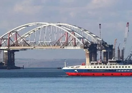 不信邪！乌克兰三艘军舰被俄扣押后，美军舰硬闯俄罗斯海军基地