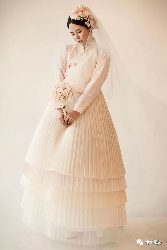 皇后的品格：這身韓服魔改的婚紗，腦殼疼～腦殼疼～～ | 古風新潮 時尚 第32張