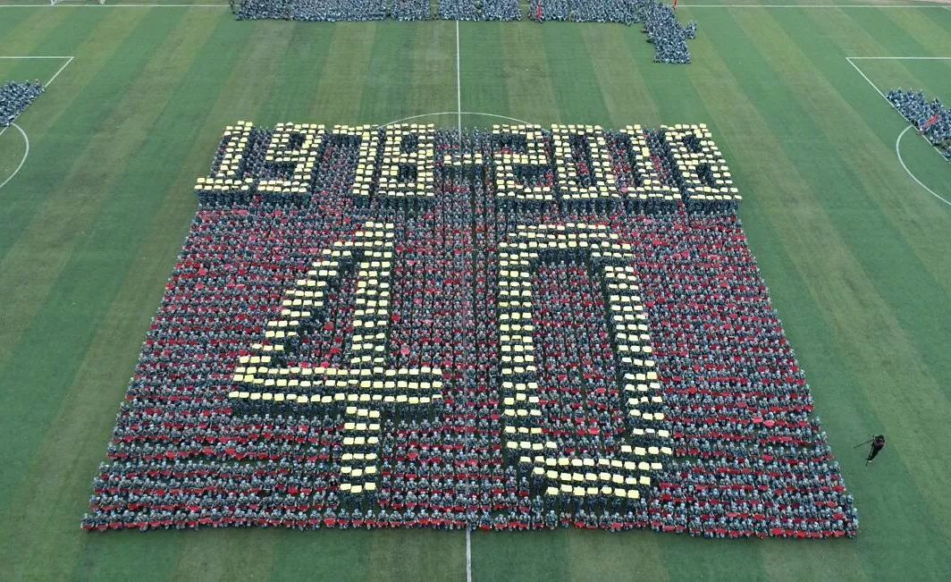 和迎接广西壮族自治区成立60周年 花式队形方队准备了特别