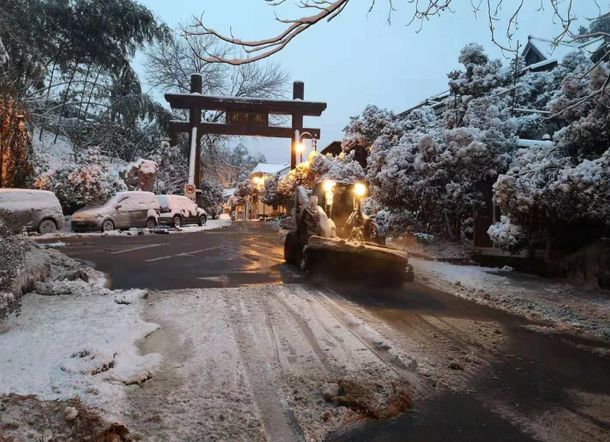 雪天封道，救護車上的爸爸命懸一線！網(wǎng)友發(fā)博求助，結(jié)果…初雪即將謝幕！浙江多地發(fā)布路面結(jié)冰預(yù)警！