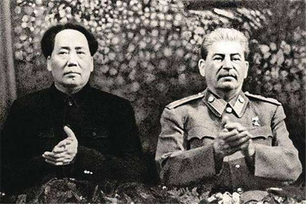毛主席与斯大林合影，一个细节显示了两人的境界高低