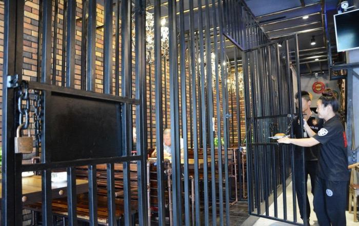 网红监狱主题餐厅设计成牢房用餐时上锁游客称杜绝逃单