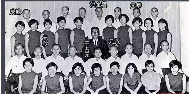 1963年他加入了京剧团拜粉菊花及于占元为师,于占元就是著名的七小福