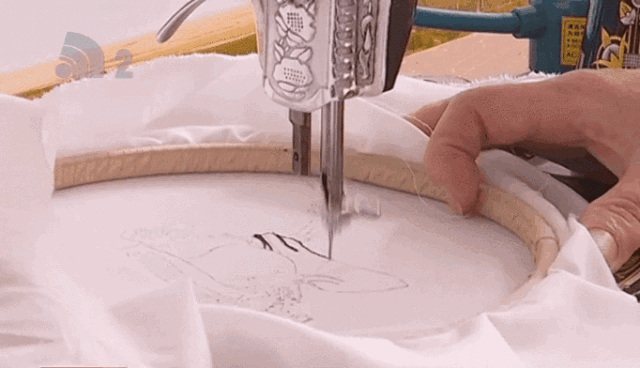 用缝纫机绣"油画" 这对大连母子的功夫真不是盖的