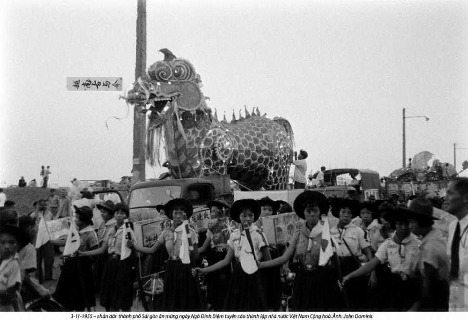 实拍1955年南越开国大典：越南首相废皇帝建立共和，华人舞狮庆祝