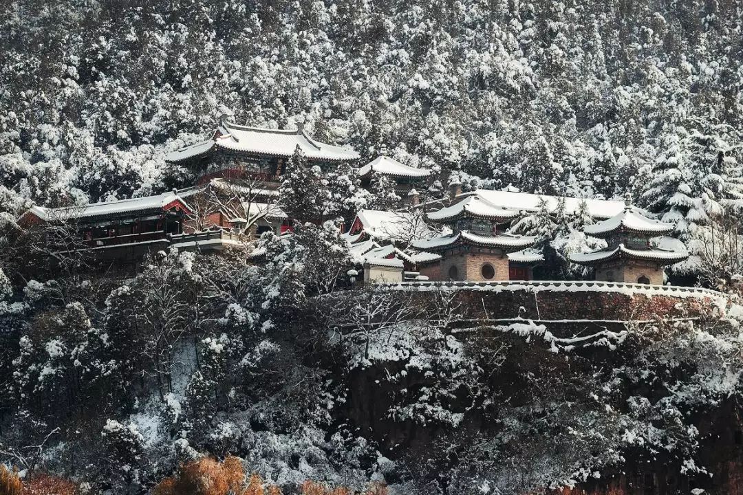 紧邻龙门石窟的香山寺