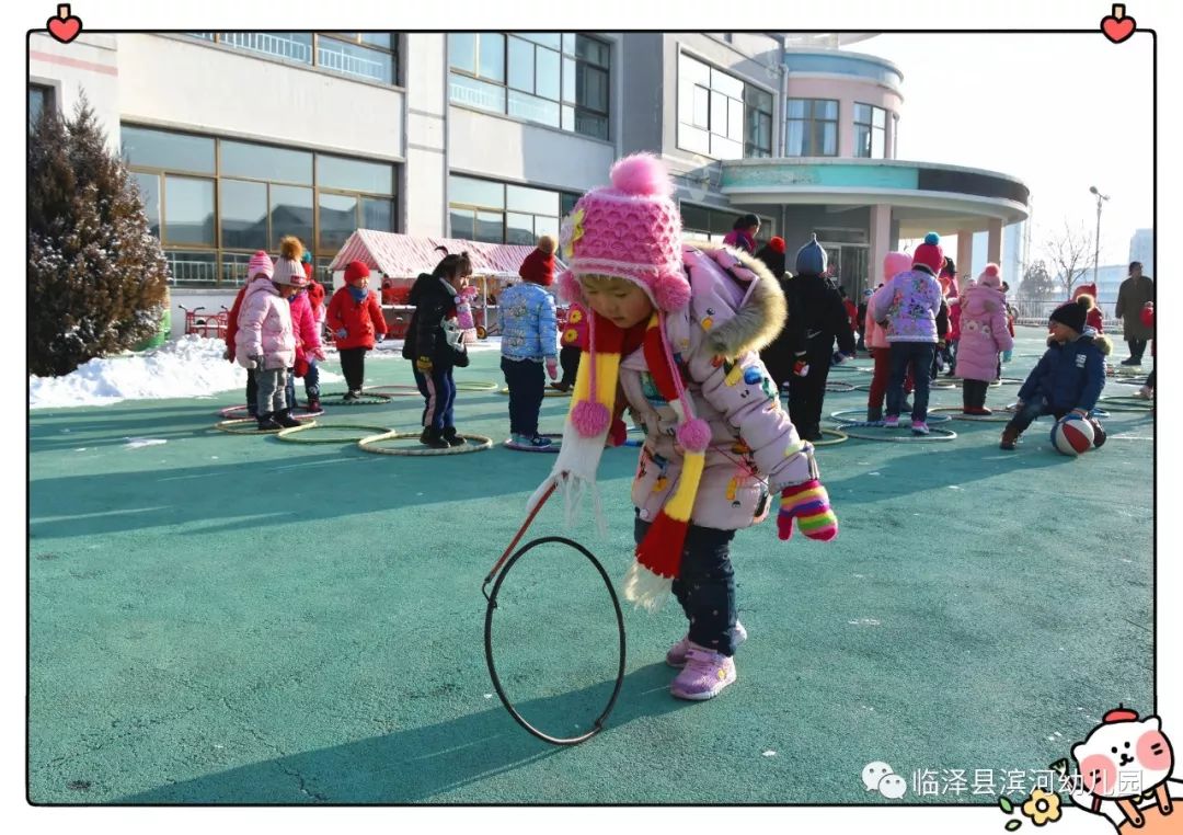 院子里到处都有小朋友运动的身影,瞧,游戏时的孩子们多棒