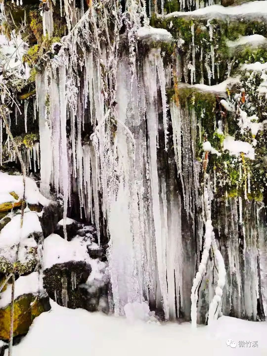 算得上是冬天一"奇观"了书面语称之为"冰挂"还记得小时候下雪天吃的