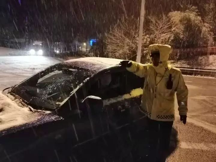 雪天封道，救護車上的爸爸命懸一線！網(wǎng)友發(fā)博求助，結(jié)果…初雪即將謝幕！浙江多地發(fā)布路面結(jié)冰預(yù)警！