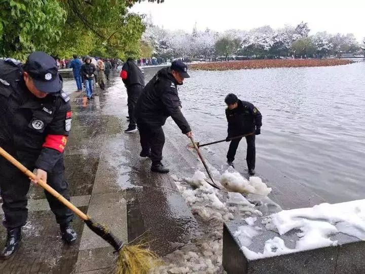 雪天封道，救護車上的爸爸命懸一線！網(wǎng)友發(fā)博求助，結(jié)果…初雪即將謝幕！浙江多地發(fā)布路面結(jié)冰預(yù)警！