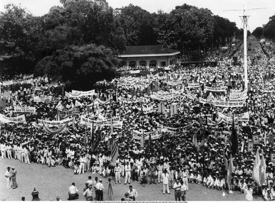 实拍1955年南越开国大典：越南首相废皇帝建立共和，华人舞狮庆祝