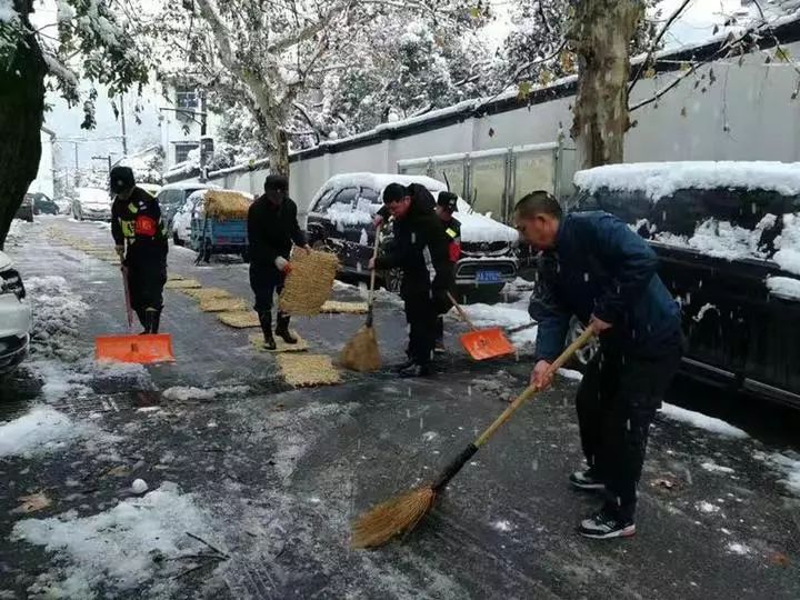 雪天封道，救護車上的爸爸命懸一線！網(wǎng)友發(fā)博求助，結(jié)果…初雪即將謝幕！浙江多地發(fā)布路面結(jié)冰預(yù)警！