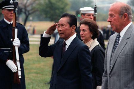 两个华裔争总统，22年老总统被女人赶跑，成没有悬念选举