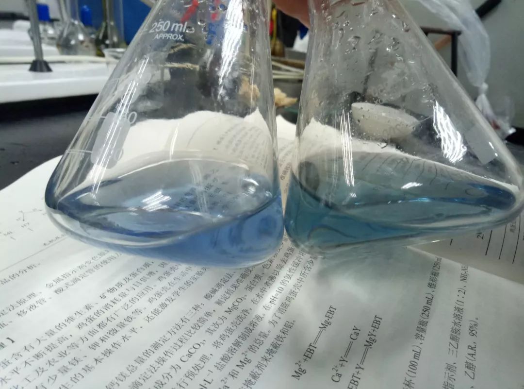 实验室科研人员将蓝色试剂导入锥形瓶_1920X1080_高清视频素材下载(编号:4347341)_实拍视频_VJ师网 www.vjshi.com
