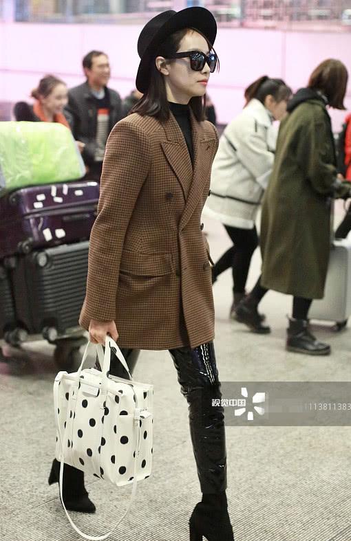 宋茜空气刘海配帅气外套，却不如手上的昂贵迷你“购物袋”抢镜？