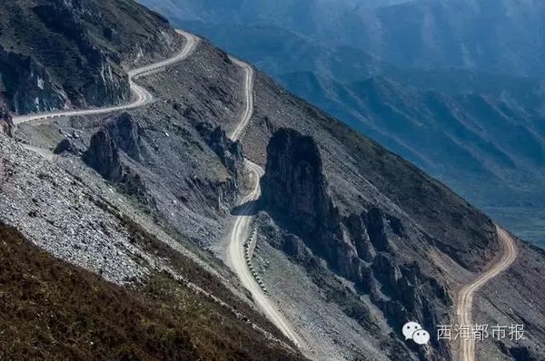 达坂山之路依山开凿,路线曲折,盘山越岭.