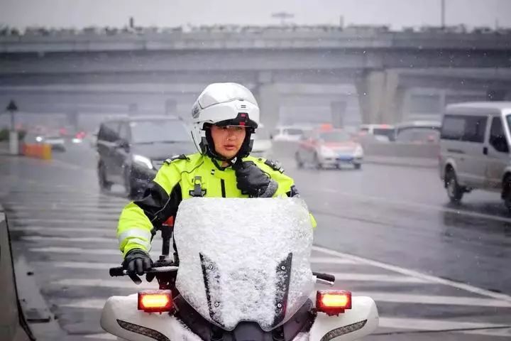 雪天封道，救護車上的爸爸命懸一線！網(wǎng)友發(fā)博求助，結(jié)果…初雪即將謝幕！浙江多地發(fā)布路面結(jié)冰預(yù)警！