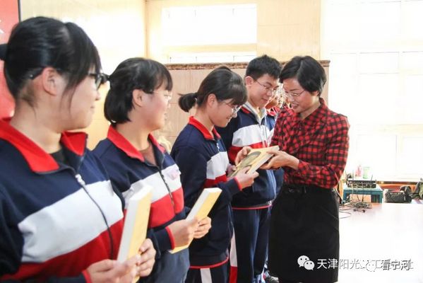 聚焦张秀燕走进天津市宁河区潘庄中学作励志报告