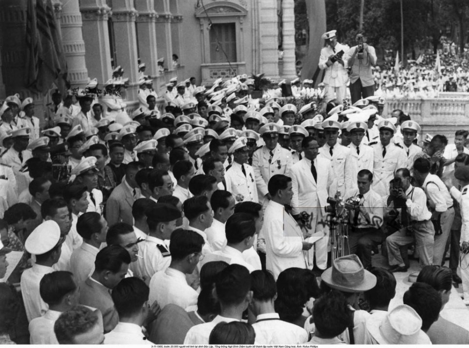 实拍1955年南越大典:越南首相废皇帝建立共和,舞狮庆祝