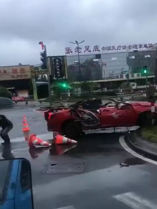 乐从街头猛烈车祸思域整个车顶撞没了瞬间成为开蓬车