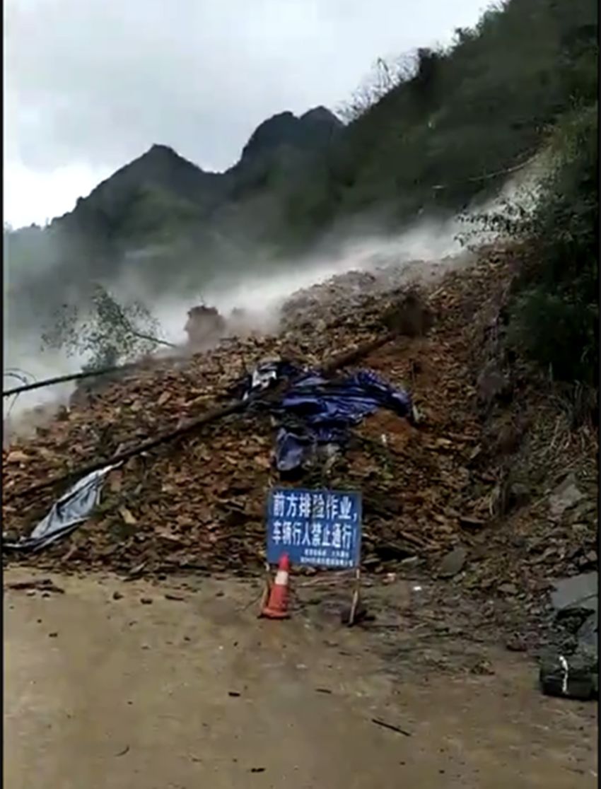 花垣冰雪漫天,大龙至吉首路段滑坡中断