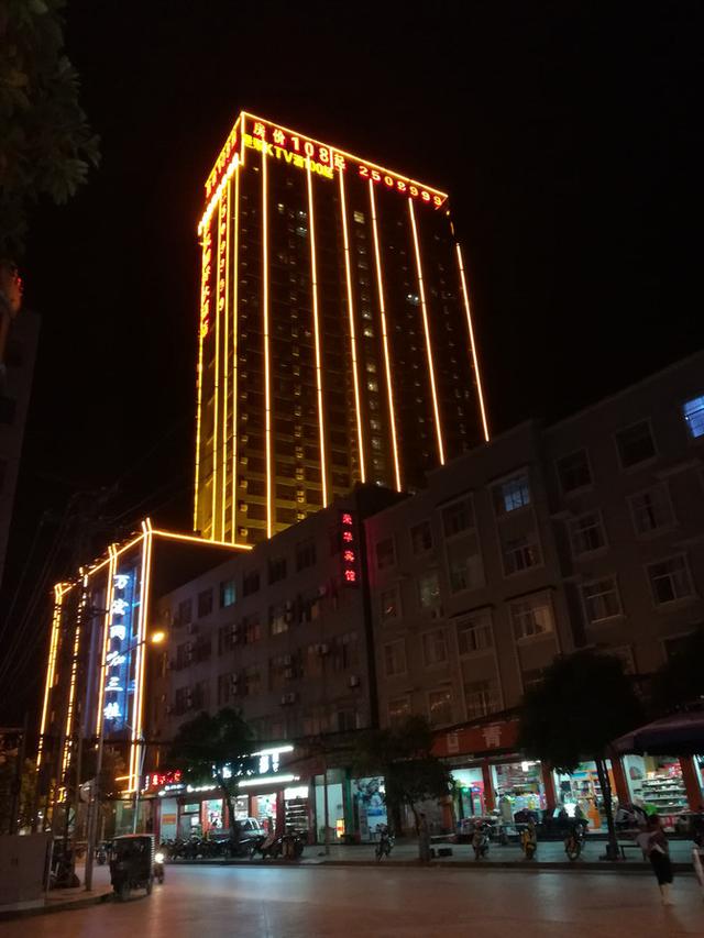 广西隆林县城的豆腐菜和夜景夜市