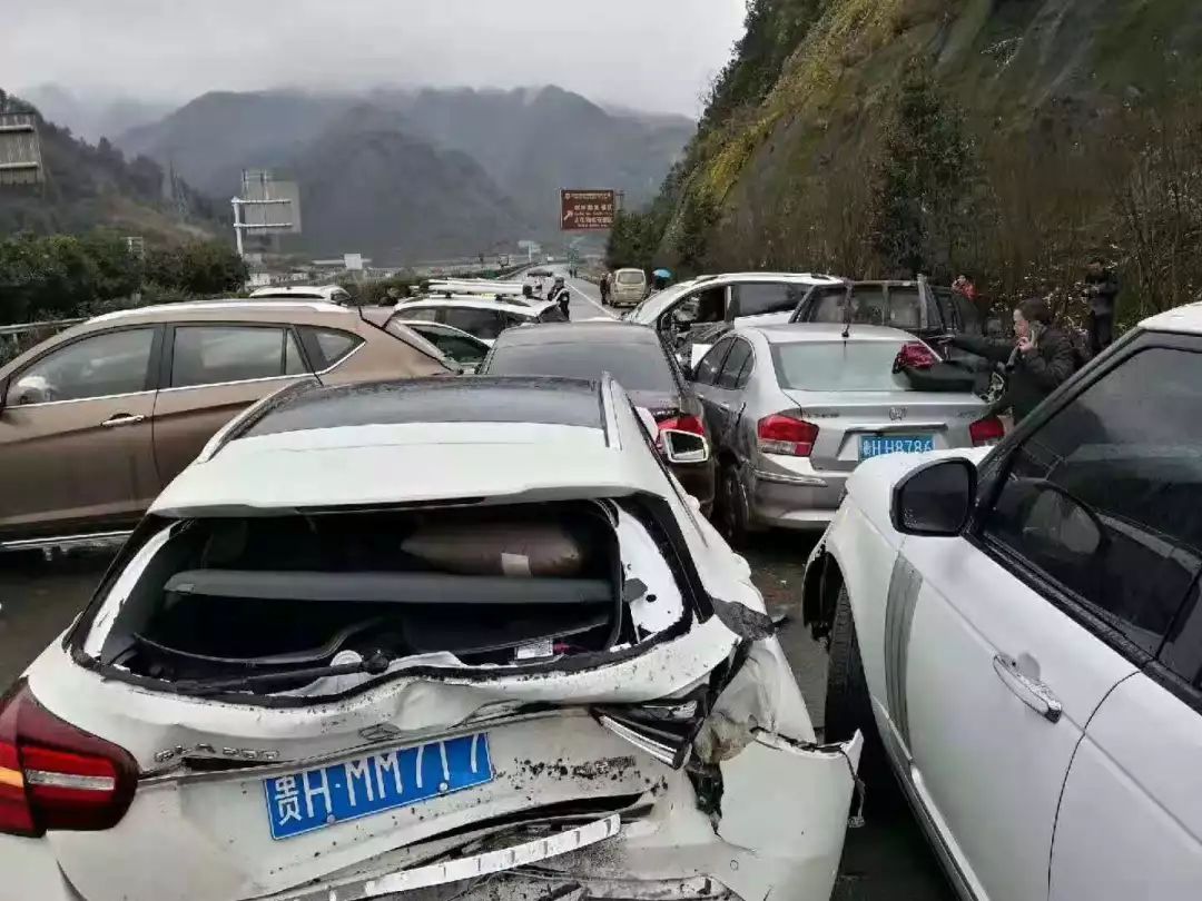 到达现场后发现沪昆高速公路三穗往贵阳方向1607km 200m处小地名岑松