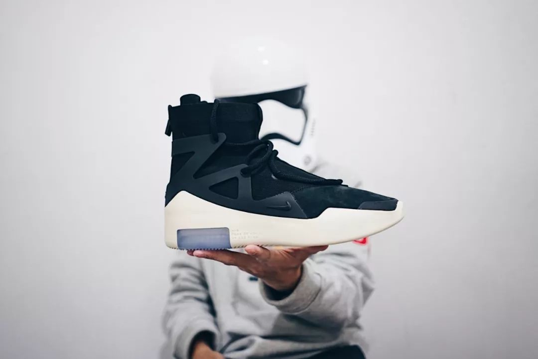 而我敬畏的是它居然兼备潮流和运动"- nike air fear of god 1 」