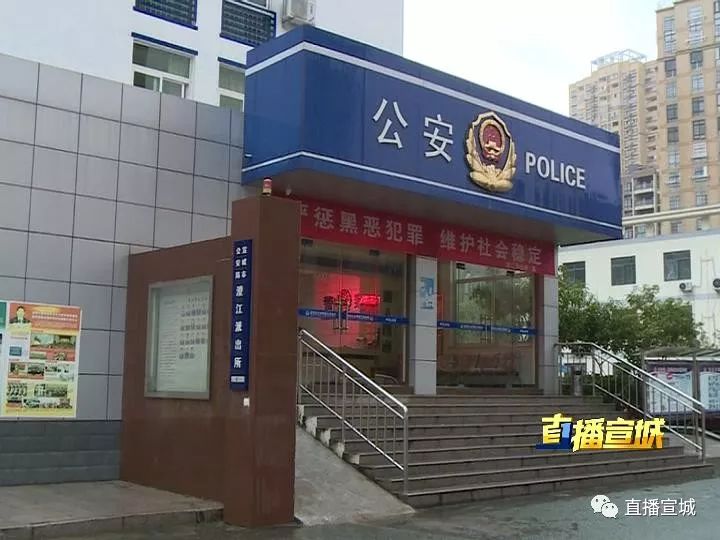 市区一小区20根车库道威尼斯5139手机版闸栏杆一夜之间被折断！竟是因为(图2)