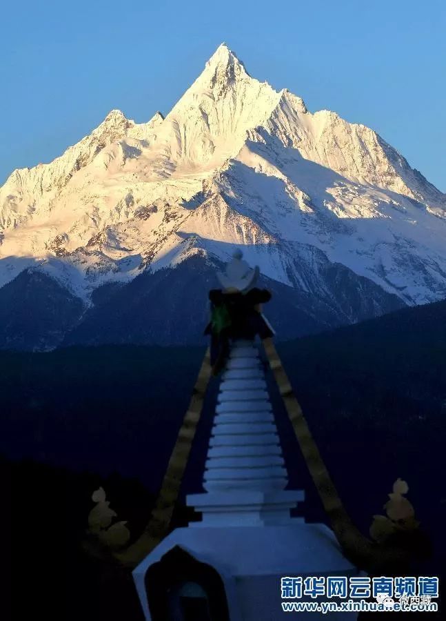 【组图】云南梅里雪山"日照金山"美景